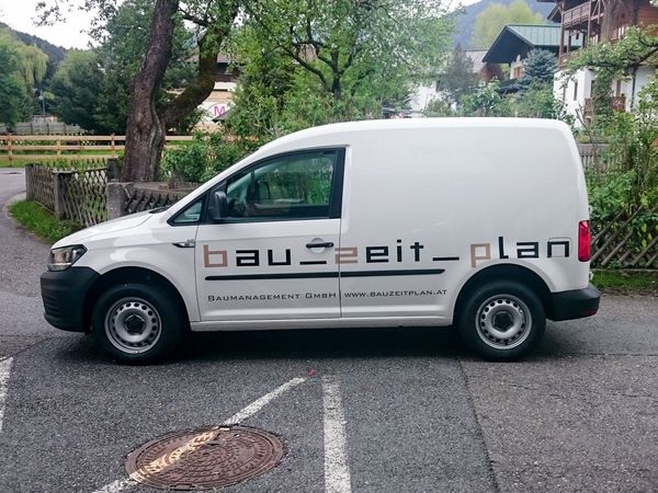 Bauzeitplan Baumanagement Wals-Siezenheim - VW Caddy mit Digitaldruck auf Autohochleistunsfolie beschriftet