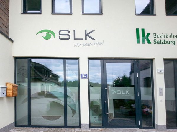 SLK & Bezirksbauernkammer Salzburg - Acrylbuchstaben und Beklebung Eingangstüren mit Satinatofolie