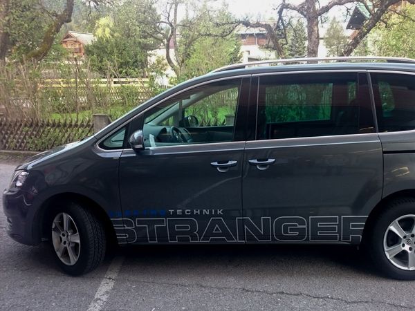 Stranger Elektro Altenmarkt - VW Sharan Beschriftung mit gegossener weisser und blauer Hochleistungsfolie (2)