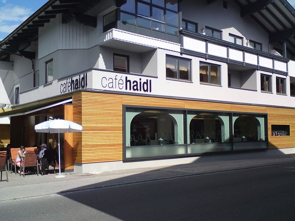 Cafe Haidl - Forexbuchstaben lackiert und Schaufensterbeklebung mit Satinatofolie