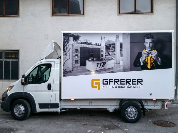 Gfrerer Kuechen Goldegg - Klein-LKW mit Digitaldruck auf Hochleistungsfolie beklebt