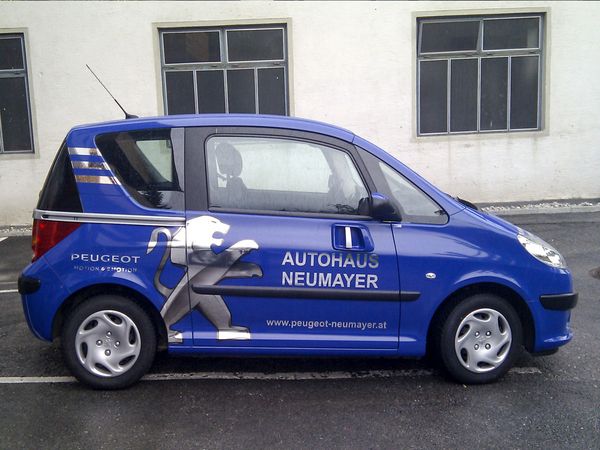 Autohaus Neumayer Radstadt - Peugeot Logo mit Digitaldruck auf Autohochleistungsfolie und Beschriftung mit Chromfolie