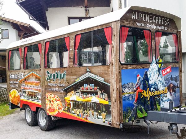 Alpenwelt, Jagdhof, Schnitzleck - Anhaengerbeschriftung mit Digitaldruck auf Hochleistungsfolie