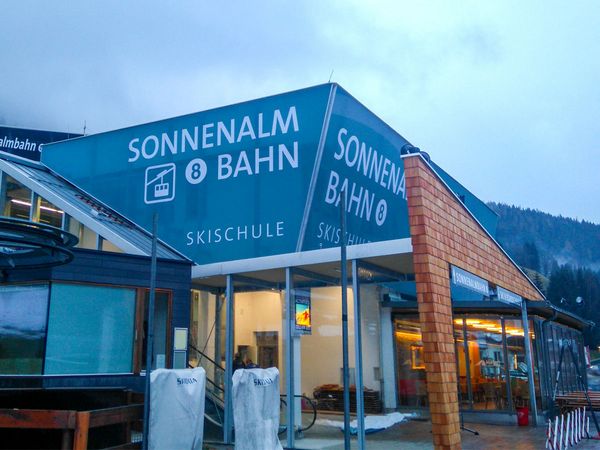Bergbahnen Schmitten - Fassadenbespannung Station Sonnalmbahn an drei Seiten 2