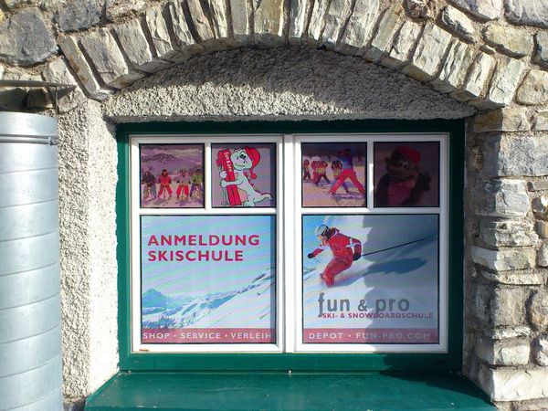 Fun & Pro Flachau - Fensterbeschriftung mit Digitaldruck auf Fensterlochfolie fuer eine Duchsicht von innen nach aussen