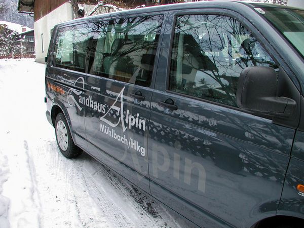 Landhaus Alpin Mühlbach am Hochkönig - VW Bus mit Digitaldruck auf Autohochleistungsfolie beschriftet
