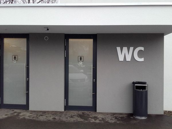 Stadtgemeinde St  Johann - WC Beschriftung mit 3D-Forexbuchstaben