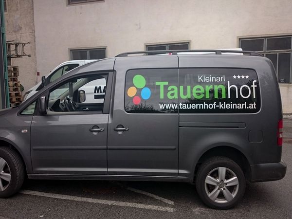 Tauernhof Kleinarl - VW Caddy mit Digitaldruck auf Autohochleistungsfolie beschriftet