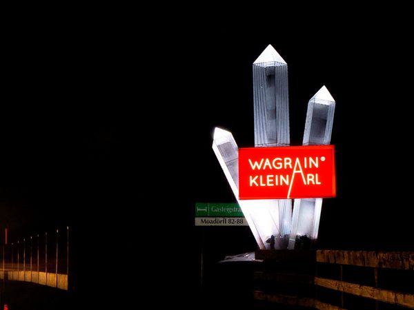 TVB Wagrain - Pylon mit Leuchtkasten Nachtansicht