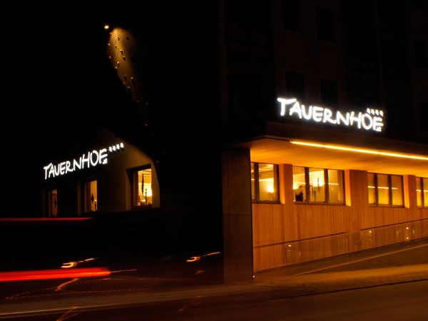 Tauernhof Flachau - Alu-Frontleuchter mit Day- & Nightfolie Nachtansicht