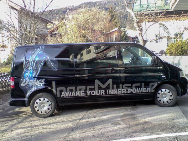 Asics Austria -VW Bus mit Digitaldruck auf Autohochleistungsfolie beschriftet