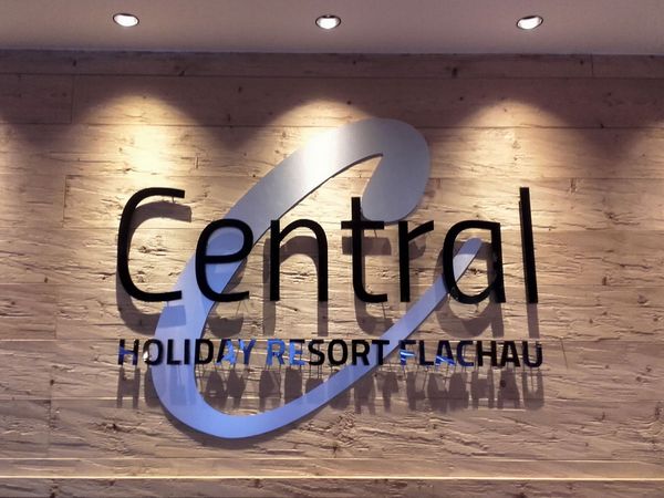 Hotel Central Flachau - schwarze glaenzende Acrylbuchstaben auf Distanz & Logo in Edelstahl ohne Distanz