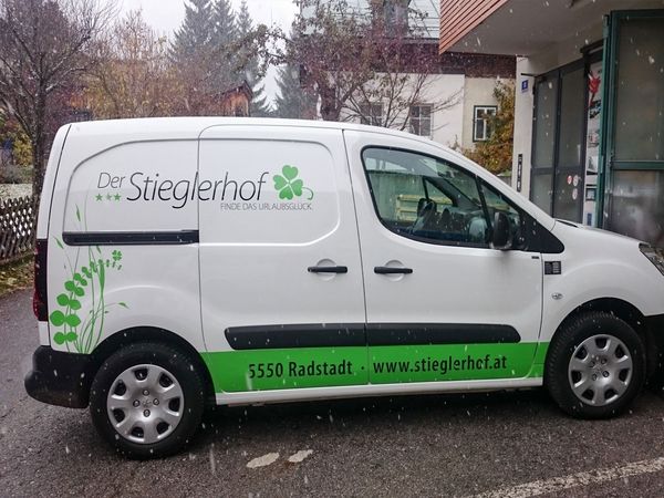 Stieglerhof Radstadt - Peugeot Partner mit gegossener gruener und schwarzer Hochleistungsfolie