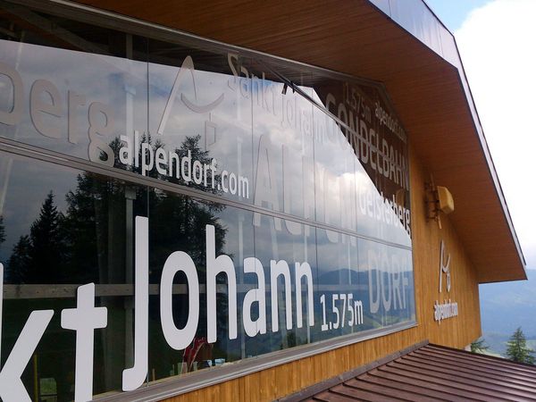 Alpendorf Bergbahnen - Stationsbeschriftung mit geplotteten gegossenen Hochleistungsfolien