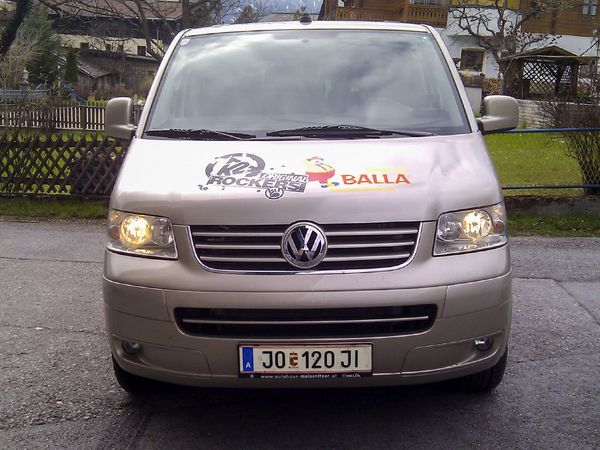 Balla Skischule Altenmarkt - VW Bus K2 Rockers Beschriftung mit Digitaldruck auf Autohochleistungsfolie und Fensterlochfolie (2)