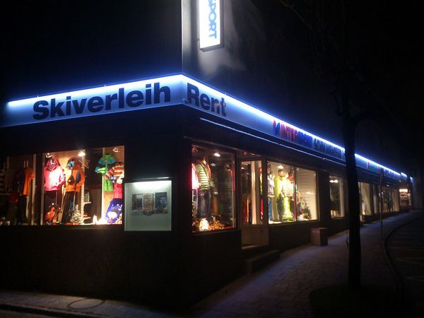 Intersport Schwaighofer Abtenau - Forexbuchstaben lackiert und Folienbeschriftung mit LED-Band beleuchtet