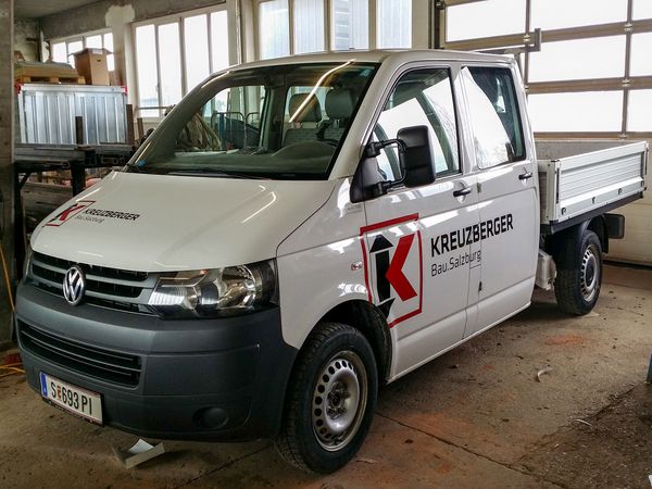 Kreuzberger Bau Salzburg - VW Pritsche beschriftet mit gegossenen Hochleistungsfolien