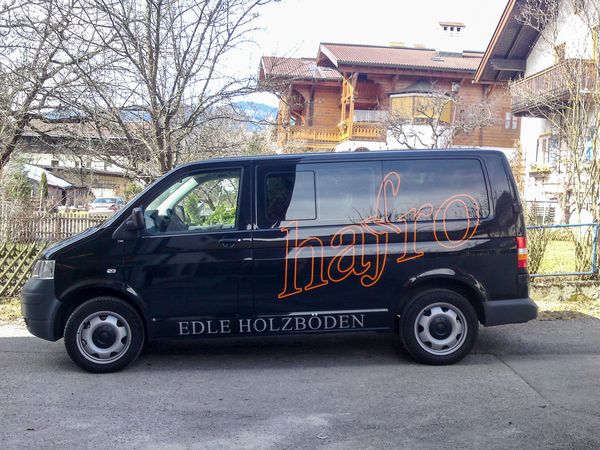 HaFro Holzagentur Eben i  Pg  - VW Bus-Beschriftung mit gegossener oranger und silberner Hochleistungsfolie
