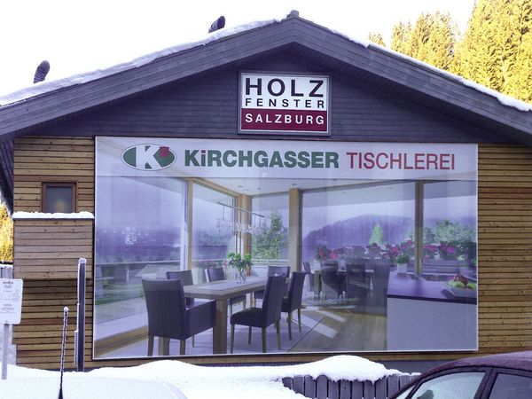 Kirchgasser Tischlerei Filzmoos - Spannrahmen mit Netzvinylplane fuer eine Durchsicht der dahinterliegenden Fenster