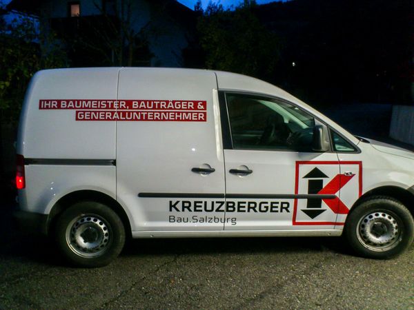 Kreuzberger Bau Salzburg - VW Caddy mit gegossener roter und schwarzer Hochleistungsfolie beschriftet