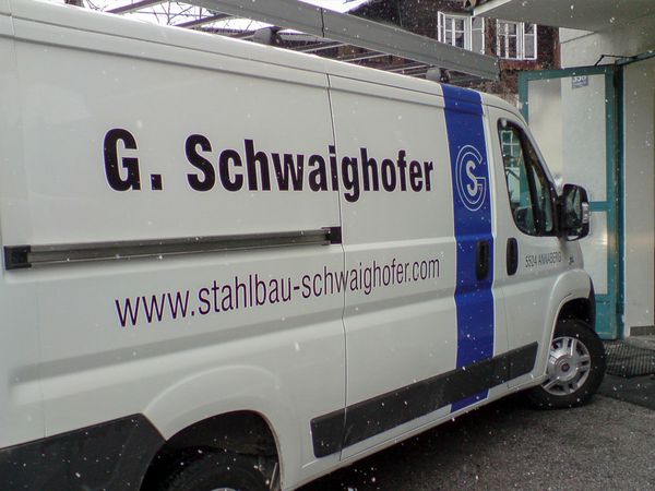 Schwaighofer Stahlbau Annaberg - Ford Transit mit gegossenen Hochleistungsfolien und Logo in reflektierender Folie beschriftet (2)
