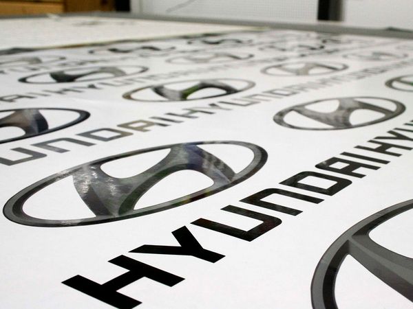 Autohaus Kaufmann Kaprun - geplottete Aufkleber Hyundai Schriftzug aus gegossener schwarzer Hochleistungsfolie und Logo gedruckt auf Silberfolie