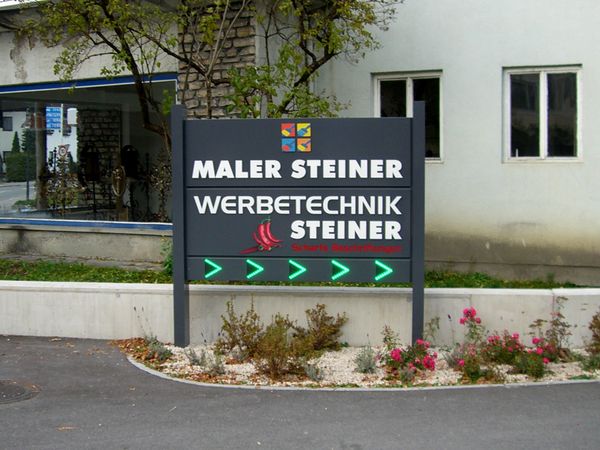 Malerei Steiner und Werbetechnik Steiner - Leuchtpylon mit dekupierter Schrift und durchgesteckten leuchtenden Plexibuchstaben Tagansicht