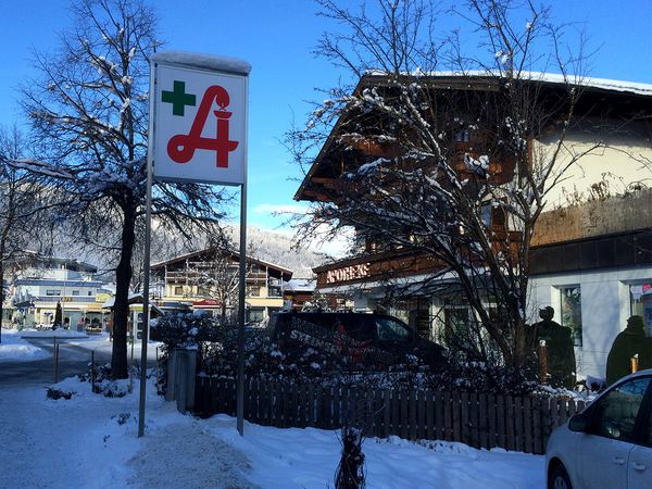 Apotheke Altenmarkt - Leuchtpylon aus Edelstahlrahmen mit beidseitig leuchtenden Kasten mit bedruckter Plexiabdeckung