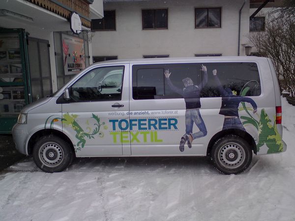 Toferer Textil Eben - VW-Bus beschriftet mit Digitaldruck auf Autohochleistungsfolie konturgeschnitten