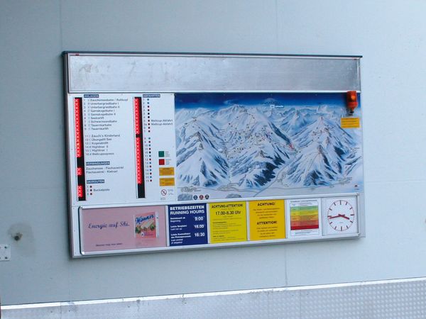 Bergbahnen Zauchensee Pistenpanorama mit LED-Anzeige