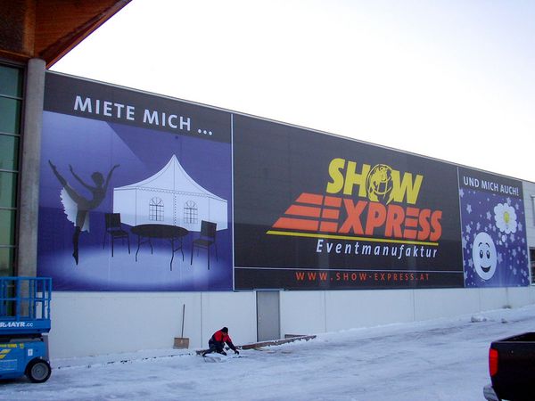 Show Express - Spannrahmen mit eingespannten Planen