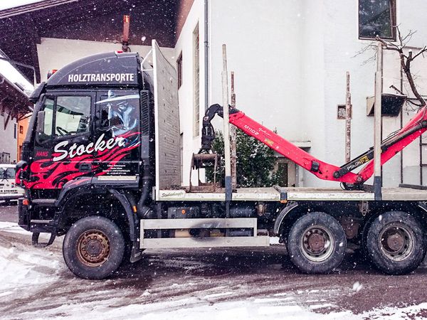 Stocker Holztransporte Pichl-Reiteralm - LKW-Beschriftung mit gegossener roter und silberer Hochleistungsfolie