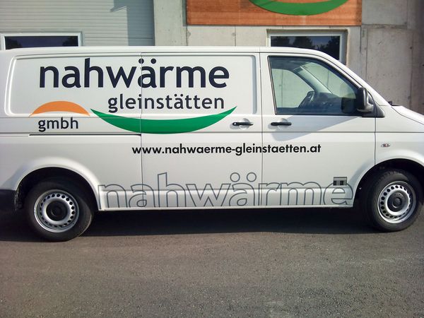 Nahwaerme Gleinstaetten -VW Bus-Beschriftung mit gegossener Hochleistungsfolie
