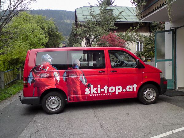 Skischule Top Obertauern - VW Bus beschriftet mit weisser gegossener Folie und bedruckter Autohochleistungsfolie