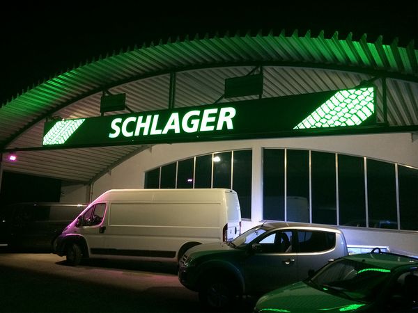 Schlager KFZ Mandling - Edelstahl-Leuchtkasten mit dekupierter Schrift und durchgestecktem Plexi Nachtansicht