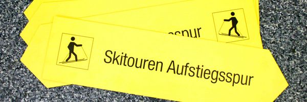 Hinweistafel Wegweiser Skitouren Aufstiegsspur Hinweistafel Wegweiser Skitouren Aufstiegsspur
