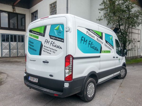FM Fliesen Flachau - Ford Transit mit Digitaldruck auf Autohochleistungsfolie beschriftet
