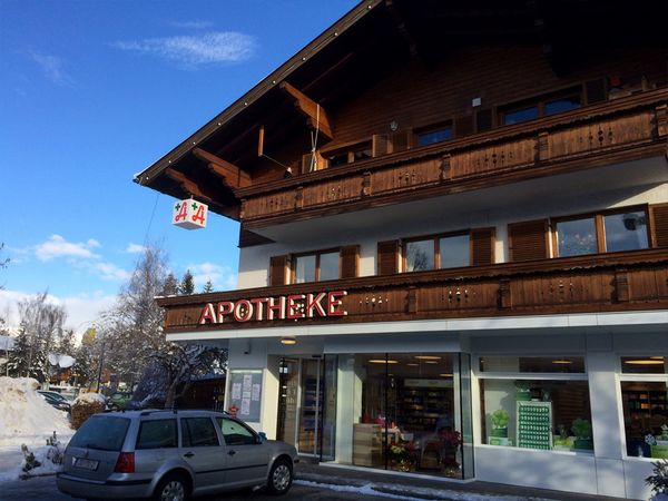 Apotheke Altenmarkt - Alu-Frontleuchter und vierseitiger Leuchtwürfel