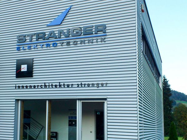 Stranger Elektrotechnik & Stranger Innenarchitektur - Forexbuchstaben lackiert und bedruckt