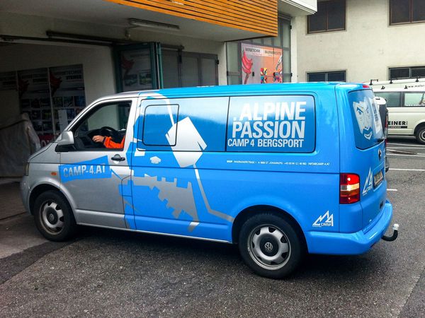Camp 4 Alpine Passion - VW-Bus Vollfolierung mit gegossener blauer und silberner Hochleistungsfolie