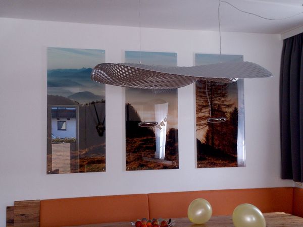 Alpenfex Appartement Flachau - Glasbilder von hinten bedruckt mit Distanzhalter montiert