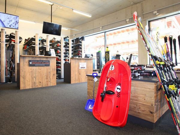 Sport Alpin Werfenweng - Shopmoebel mit bedruckten 3-Schichtplatten mit Altholzoptik 3