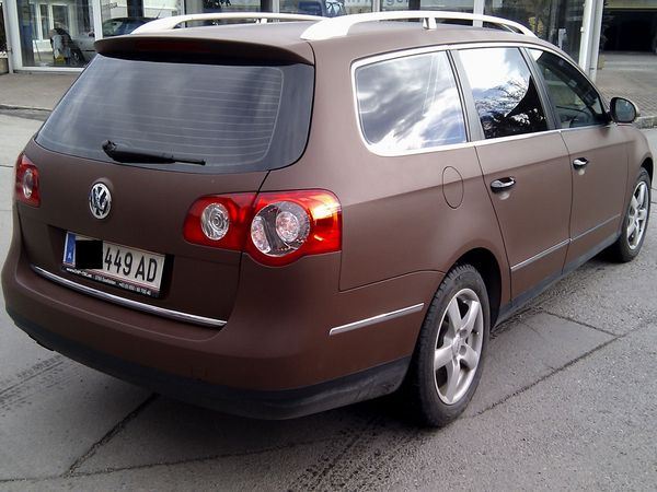 Mobilfriseur Schuetter Schladming - VW Passat Car-Wrapping mit matt brauner gegossener Hochleistungsfolie