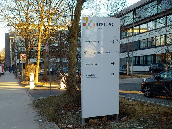 HTBLAuVA Salzburg - Leitsystem Steher mit bedruckter Tafel