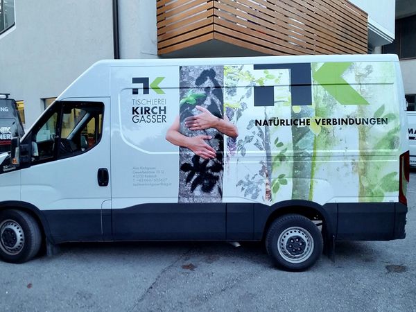 Tischlerei Kirchgasser Radstadt - Iveco Daily mit Digitaldruck auf Hochleistungsfolie beschriftet