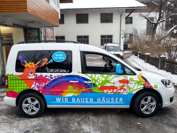 Blitzblau Architektur Mondsee -VW Caddy mit Digitaldruck auf Autohochleistungsfolie beschriftet