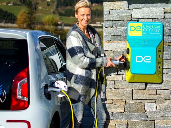 Bike & Car Energy Altenmarkt - Elektroauto-Tankstelle komplett foliert  mit Digitaldruck auf Hochleistungsfolie und Schutzlaminat