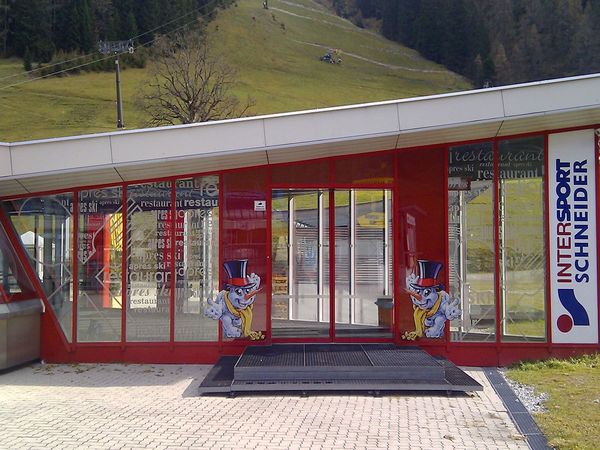 Bergbahnen Zauchensee - Fenster und Tueren mit geplotteter Satinatofolie und Digitaldruckfolie beschriftet