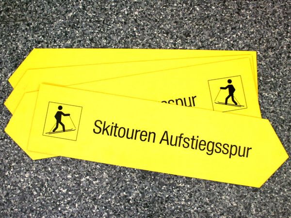 Hinweisschild Skitouren Aufstiegsspur Konturgeschnitten