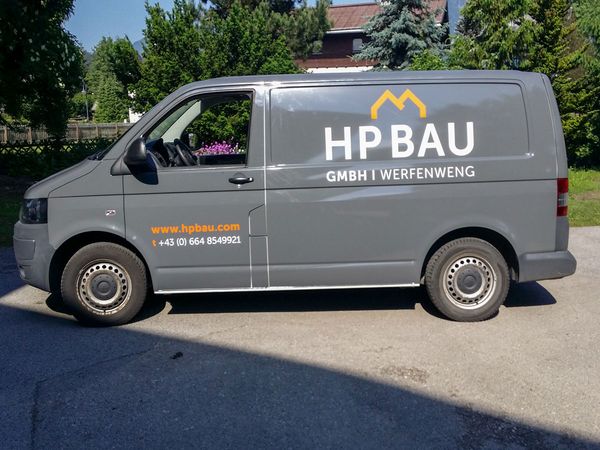 HP Bau Werfenweng - VW-Bus Vollfolierung mit gegossener Hochleistungsfolie in grau und anschliessender Beschriftung